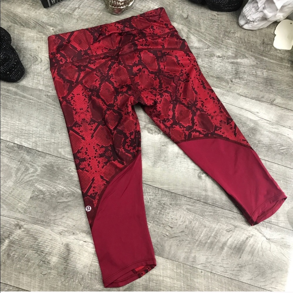 Lululemon red snake skin mesh back Capri workout - Picture 6 of 6
